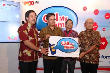 Call My Name: (kiri-kanan) Direktur Utama Infomedia Nusantara Muhammad Awaluddin, Executive GM Telkom Flexi Mas’ud Hamid, VP Digital Music & Content Management Telkomsel Krish Pribadi, dan Direktur Mitra Global Komunikasi R. Mahmur Suriadireja meluncurkan inovasi layanan Call My Name di Jakarta (19/5). Call My Name memungkinkan pelanggan Telkomsel dan Flexi dapat melakukan panggilan telepon dan mengirimkan SMS tanpa perlu mengetahui nomor ponsel orang yang dihubungi, cukup dengan mengirimkan SMS ke 9787