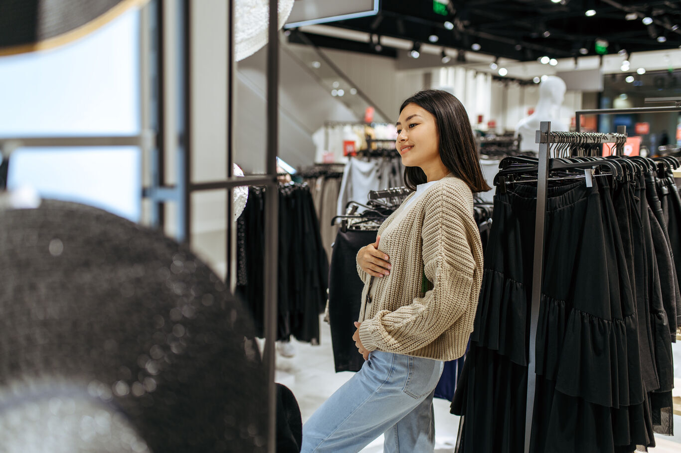 memahami customer behavior yang mencoba produk di depan cermin.jpg