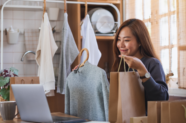 Seorang pedagang UMKM sedang menerima orderan online_0.png