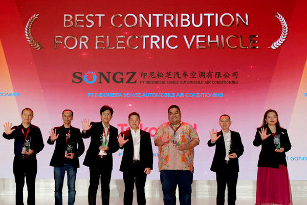 Telkomsel meraih penghargaan Best Contributor for Electric Vehicle dari Wuling.jpg