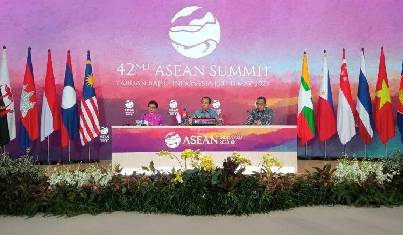 Presiden RI Joko Widodo (tengah) Pada KTT ASEAN ke-42 di Labuan Bajo, Indonesia