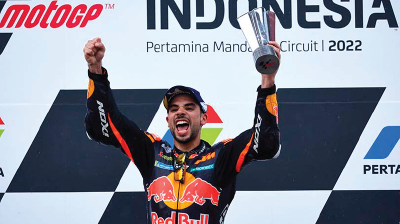 Miguel Oliveira Saat Naik Podium Setelah Menaklukkan Sirkuit Mandalika MotoGP 2022 silam