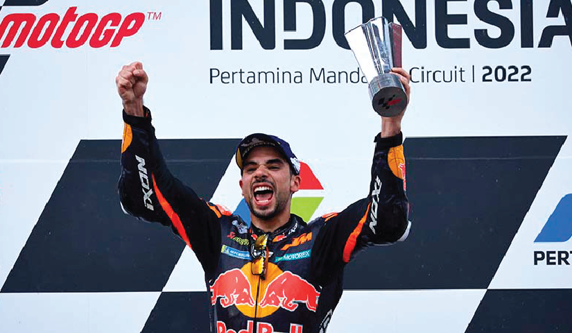 Miguel Oliveira Saat Naik Podium Setelah Menaklukkan Sirkuit Mandalika MotoGP 2022 silam