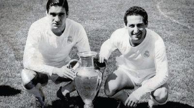 Francisco Gento (kanan) Berpose Bersama Trofi Liga Champions Eropa