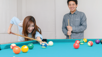 Main billiard bisa mempererat hubungan hingga bikin kamu punya teman baru, nih