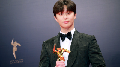 Park Seo Joon memenangkan penghargaan