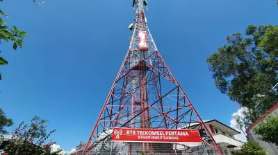 Telkomsel menyediakan layanan operator seluler pertama di Indonesia