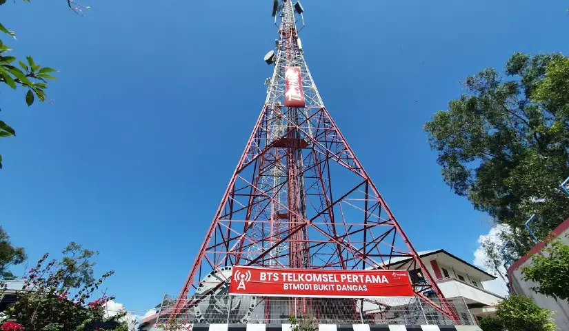 Telkomsel menyediakan layanan operator seluler pertama di Indonesia