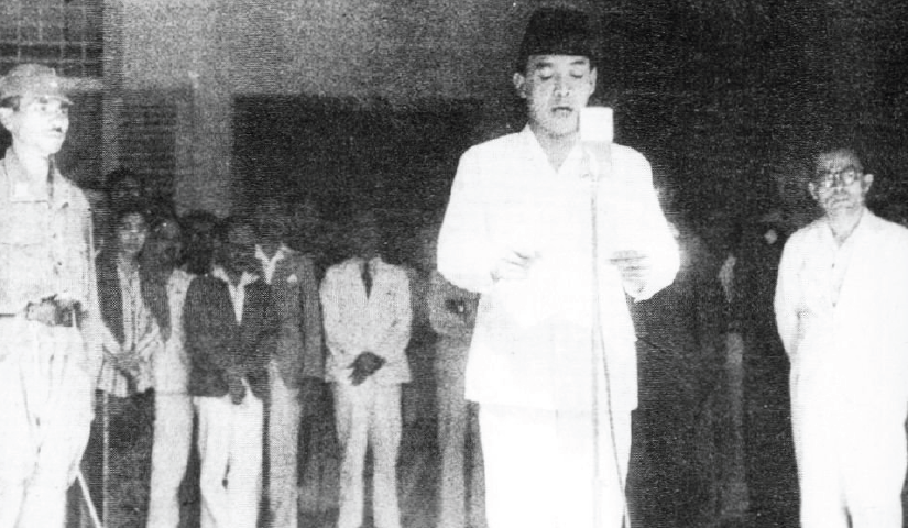 Soekarno dan Mohammad Hatta saat memproklamasikan kemerdekaan Indonesia pada 17 Agustus 1945