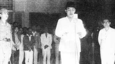 Soekarno dan Mohammad Hatta saat memproklamasikan kemerdekaan Indonesia pada 17 Agustus 1945