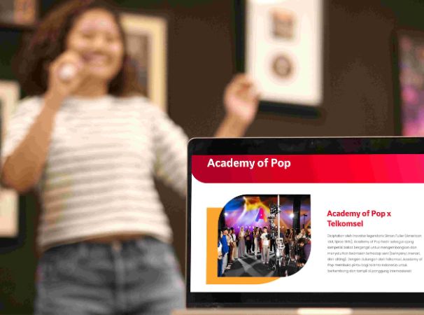 <ul> <li><em>Telkomsel berkolaborasi bersama Academy of Pop (AOP), ajang pencarian bakat kelas dunia yang diprakarsai oleh Simon Fuller, membuka kesempatan bagi seluruh talenta muda Indonesia untuk berkarya dan bersinar di kancah internasional.</em></li> <li><em>Para talenta kreatif muda Indonesia yang tertarik untuk mengikuti Academy of Pop dapat mengikuti audisinya lebih awal bersama Telkomsel dengan menyiapkan dan mengunggah video audisi orisinal yang menampilkan kemampuan terbaik mereka dalam bernyanyi, menari dan akting.</em></li> <li><em>Talenta terbaik yang terpilih akan mendapatkan kesempatan eksklusif untuk mengikuti bootcamp intensif selama satu minggu di studio Academy of Pop di Los Angeles, Amerika Serikat dan seluruh perjalanan para peserta akan ditayangkan secara eksklusif di platform hiburan digital terlengkap milik Telkomsel seperti MyTelkomsel Super App, IndiHome TV, dan MAXstream.</em></li> </ul> <p><strong>Jakarta, 1 Oktober 2024</strong> &ndash; Terinspirasi oleh semangat Indonesia, Telkomsel terus memperkuat komitmennya sebagai penyedia layanan telekomunikasi digital terdepan di Kawasan, dengan menggerakkan kemajuan ekosistem industri kreatif digital nasional dan memberdayakan talenta muda untuk menunjukkan bakat dan keterampilannya. Dalam langkah terbarunya, dengan semangat <strong>&lsquo;Bring Best Indonesian Talent to Hollywood&rsquo;</strong>, Telkomsel berkolaborasi bersama Academy of Pop (AOP), sebuah ajang pencarian bakat kelas dunia yang diprakarsai oleh Simon Fuller, pencipta American Idol dan Spice Girls, membuka kesempatan bagi seluruh talenta muda Indonesia untuk berkarya dan bersinar di kancah internasional.</p> <p>Academy of Pop merupakan ajang pencarian bakat yang mengedepankan inovasi dan kreativitas dalam menemukan dan mengembangkan talenta terbaik dari seluruh dunia. Kolaborasi strategis ini menandai komitmen Telkomsel untuk memperkenalkan kekayaan budaya Indonesia yang beragam serta mendukung kreator muda Tanah Air dalam mengembangkan potensi mereka dan berkompetisi di kanc